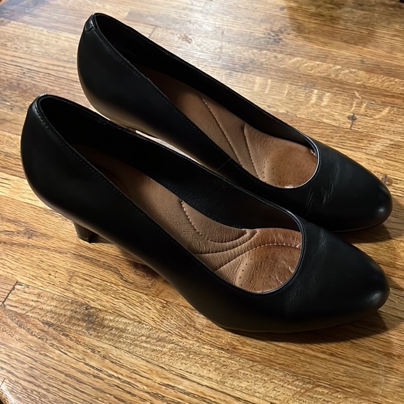 Woman’s Clarks Artisan Black Heels U.S. Size 9 (EU 40) - Picture 2 of 7